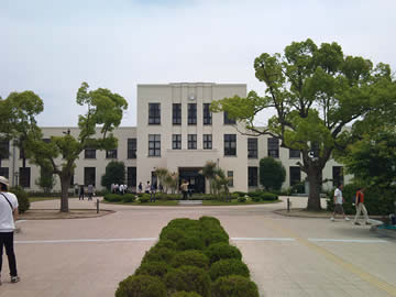 本校舎正面